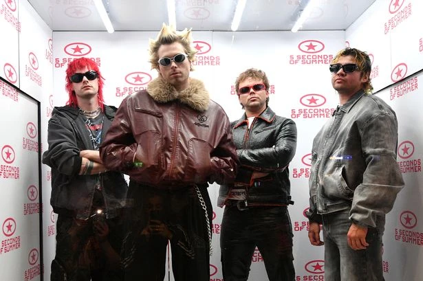 5SOS fans shut down London streets as band takeover shop window