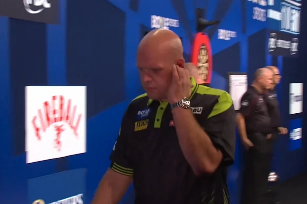 Van Gerwen crashes out of Grand Prix and destroyed by Van Duijvenbode