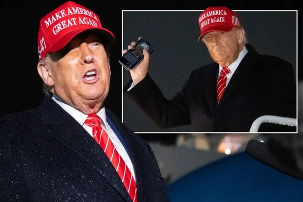 Self-obsessed Trump has himself pointing at the camera as his phone's lock screen