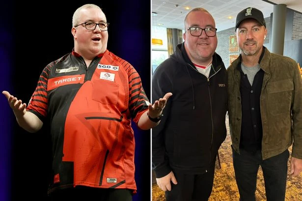 Bunting 'starstruck' as darts ace bumps into Liverpool legend in hotel