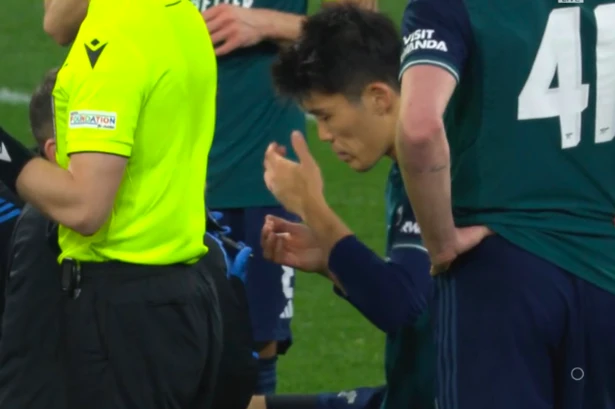Arsenal physio whips out mirror for star on pitch and fans can't stop laughing