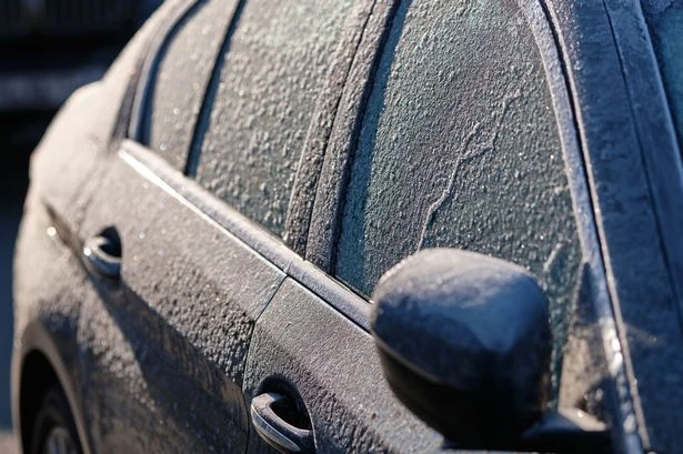 'I'm a motoring expert – you can de-ice cars in seconds with sandwich bag hack'