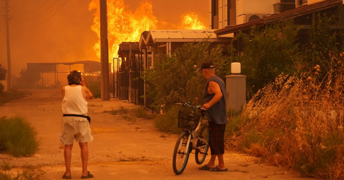 Turkey airport grounds ALL flights as out of control wildfire traps tourists