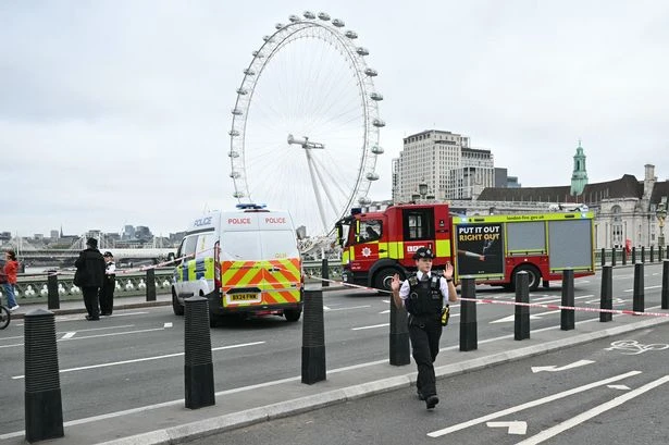 Westminster Bridge closed in major incident as police warn people to stay away