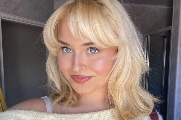 Woman who 'looks like Sabrina Carpenter' mobbed on night out by starstruck blokes