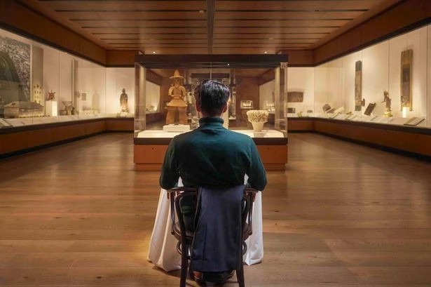 'I ate noodles alone in the British Museum watched by a crowd and learned important lesson'