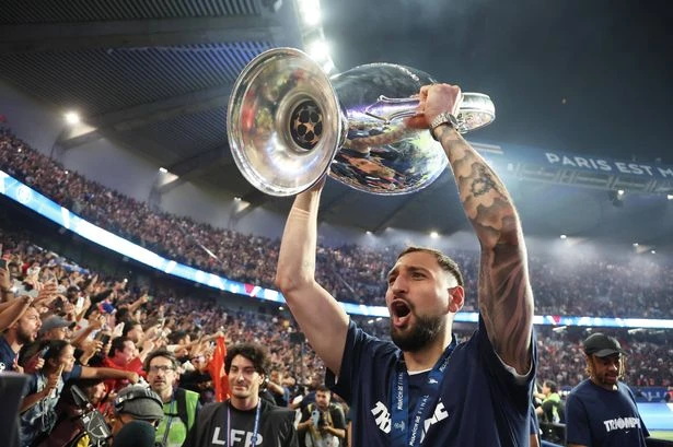 Gianluigi Donnarumma in private Man Utd transfer talks after 'take it or leave it' offer