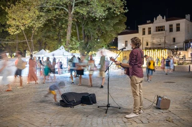 Busker sings Lewis Capaldi song in street and reaction leaves people heartbroken
