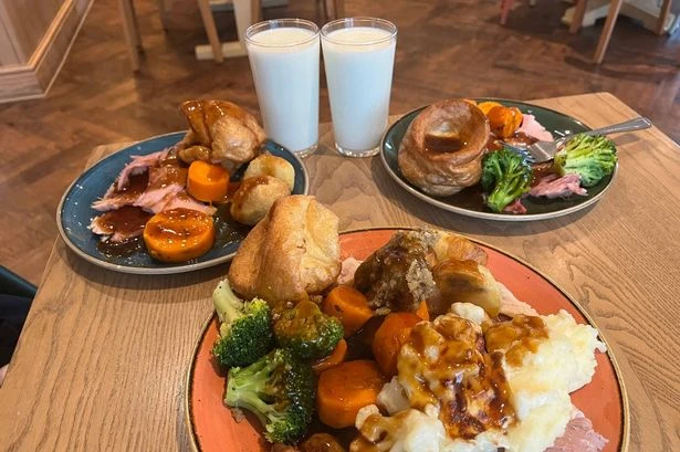 Mum applauds pub chain with gigantic cakes where two kids eat free this summer