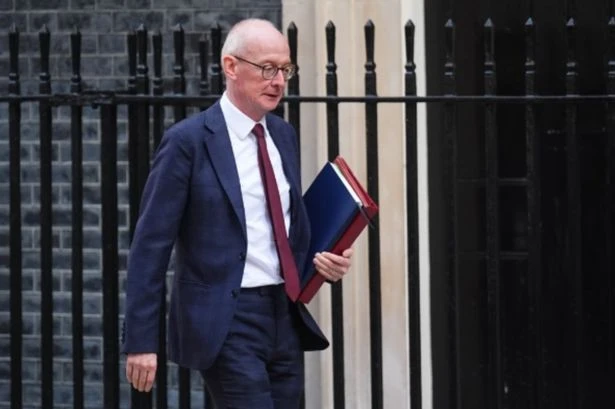 DWP 'not ruling out' ending Universal Credit for people born before certain date