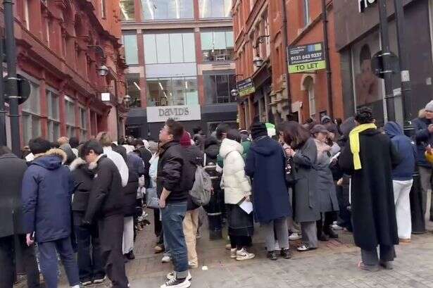 Thirsty drinkers queue round the block for opening of Birmingham's first Heytea branch