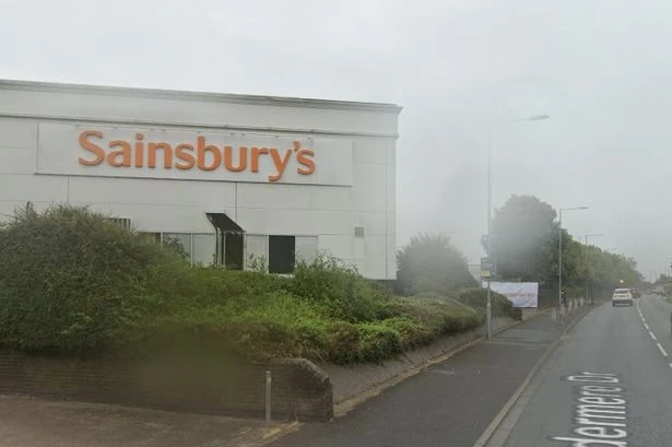 Four men wanted after man stabbed in alleyway near Worcester Sainsbury's
