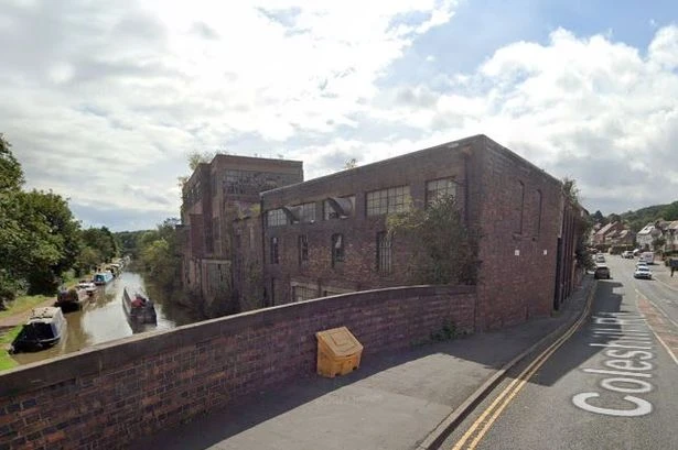 Police probing 'unexplained' man's death on canal boat