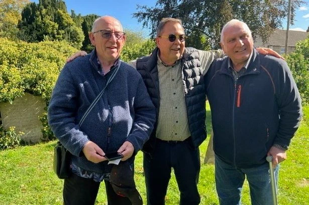 Long-lost cousins meet at ancestor's grave unexpectedly in touching moment
