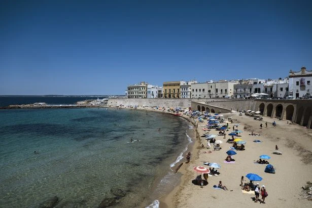 Foreign Office warns UK tourists over two 'fatal' diseases found in hotspot