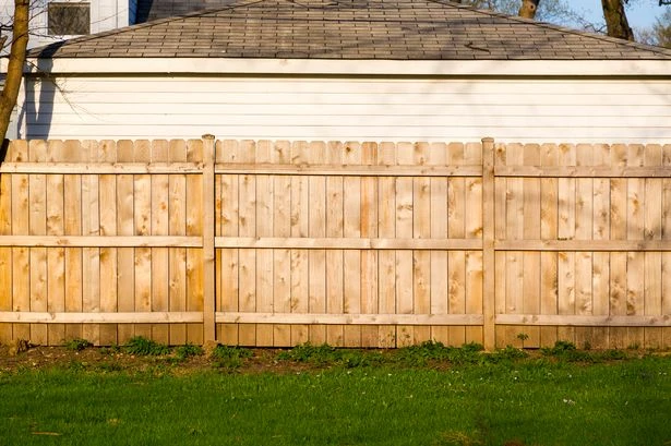 Fence row sees woman branded 'selfish' by entitled neighbour