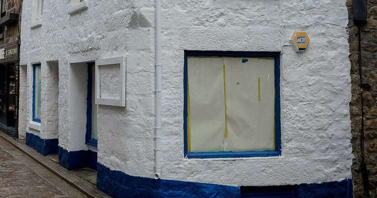 Shop in posh seaside town that controversially turned blue is repainted white