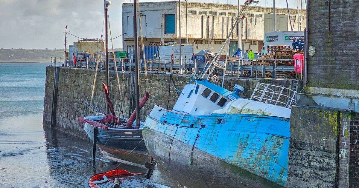 Sunken fishing boat leaves 'stinking' oil leaking into beauty spot harbourFishing