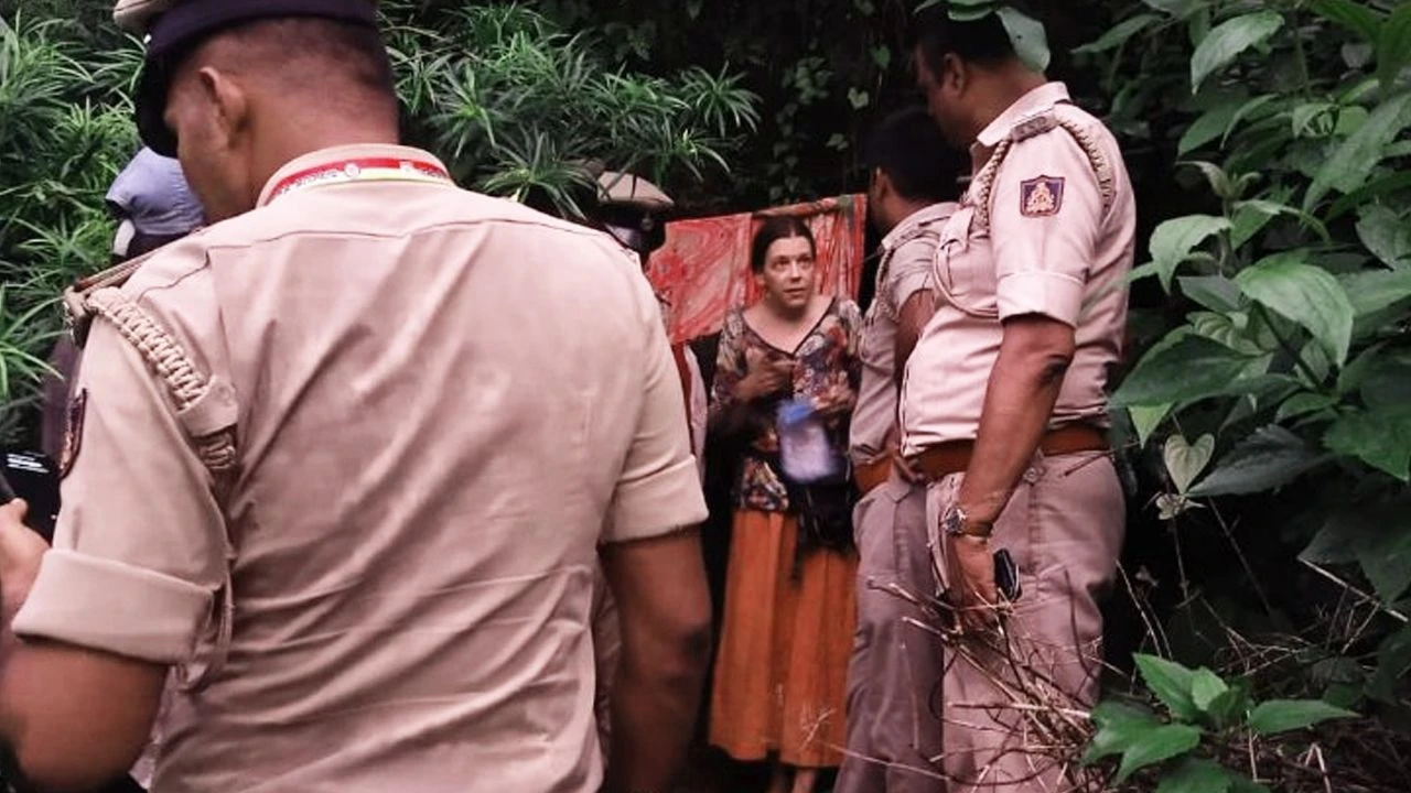 Rosjanka żyła z córkami przez lata w jaskini w Indiach. Czeka ją deportacja