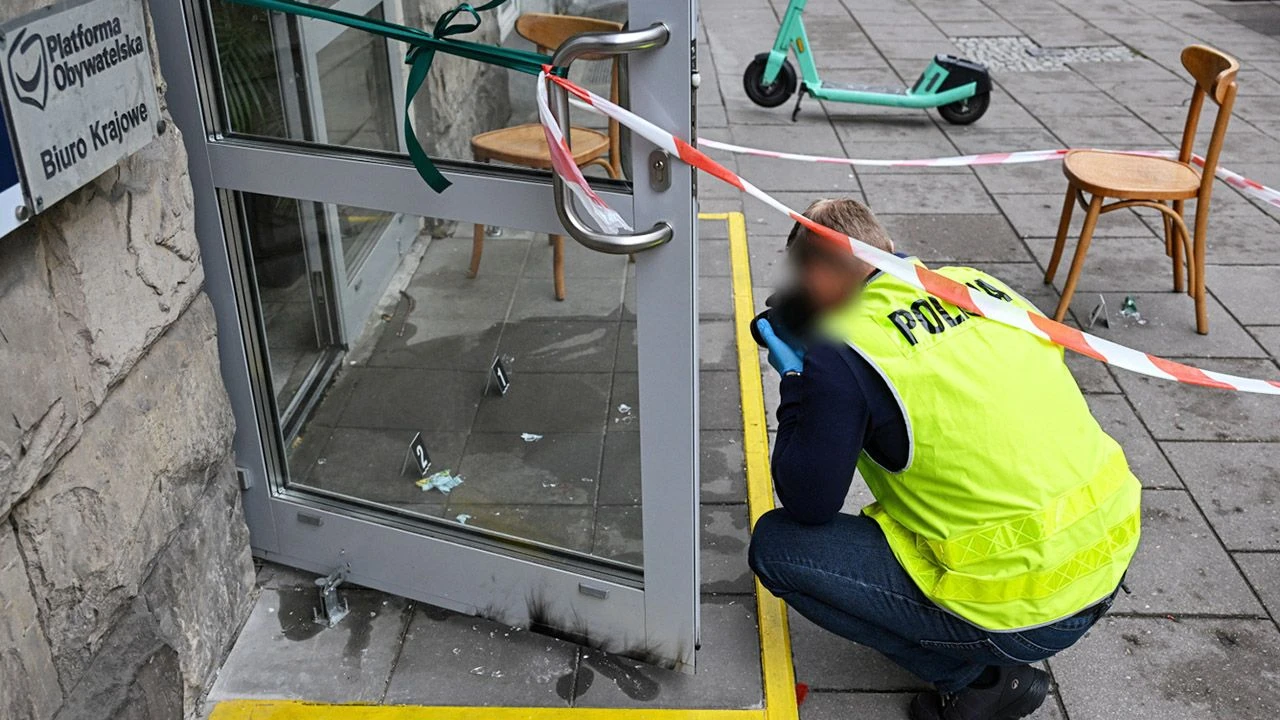 Zatrzymano podejrzanego o atak na siedzibę PO. Już kiedyś groził premierowi