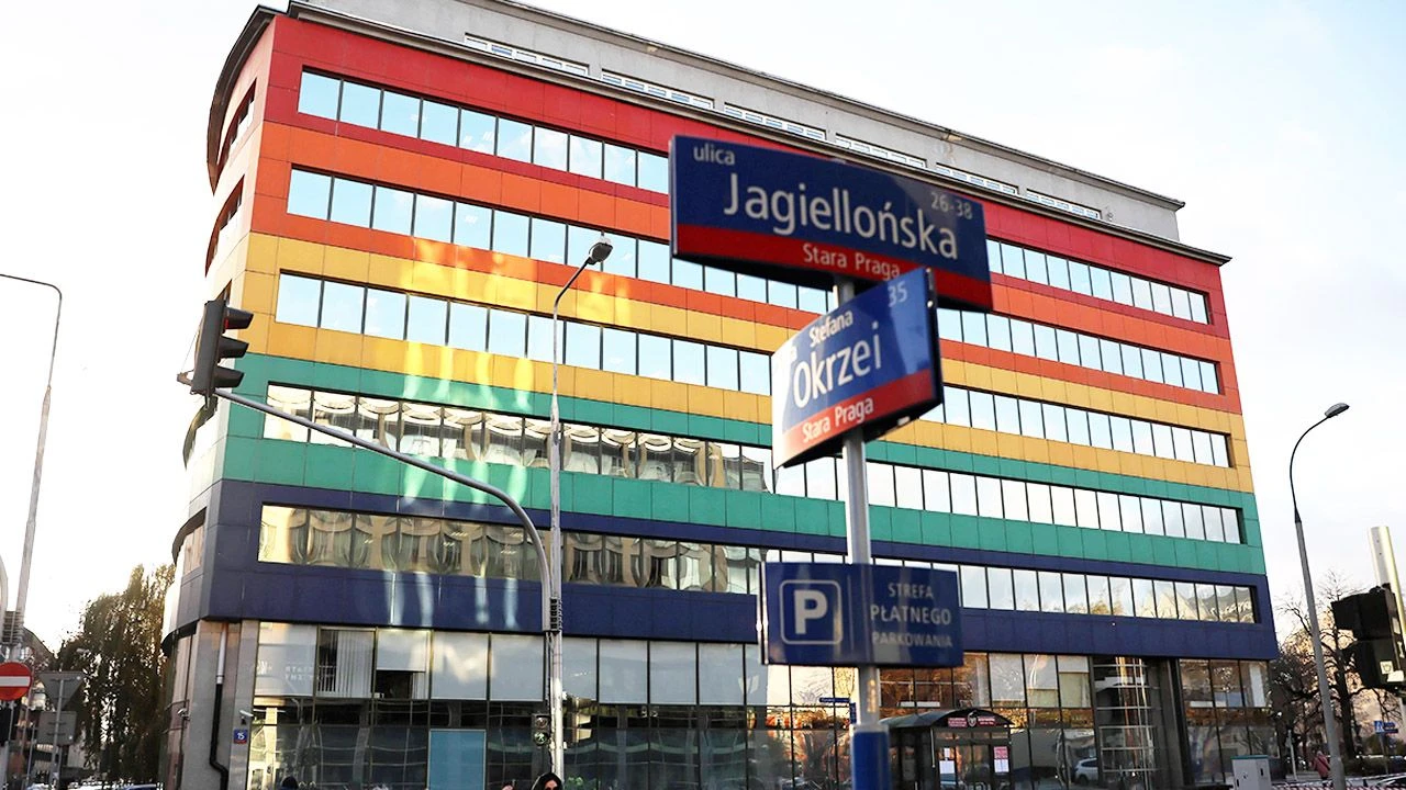 Urząd skarbowy obrzucony kamieniami. Powybijane szyby
