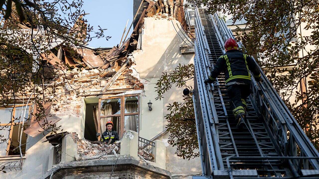 Zniszczona historyczna zabudowa Lwowa po rosyjskich atakach na miasto