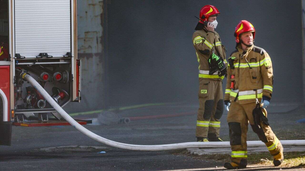 Pożar zakładu pod Kaliszem. Spłonęły trzy samochody