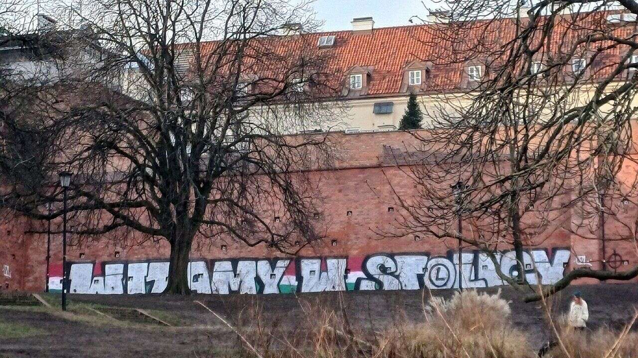 Świeżo wyremontowany zabytek upstrzony graffiti. Policja szuka sprawców