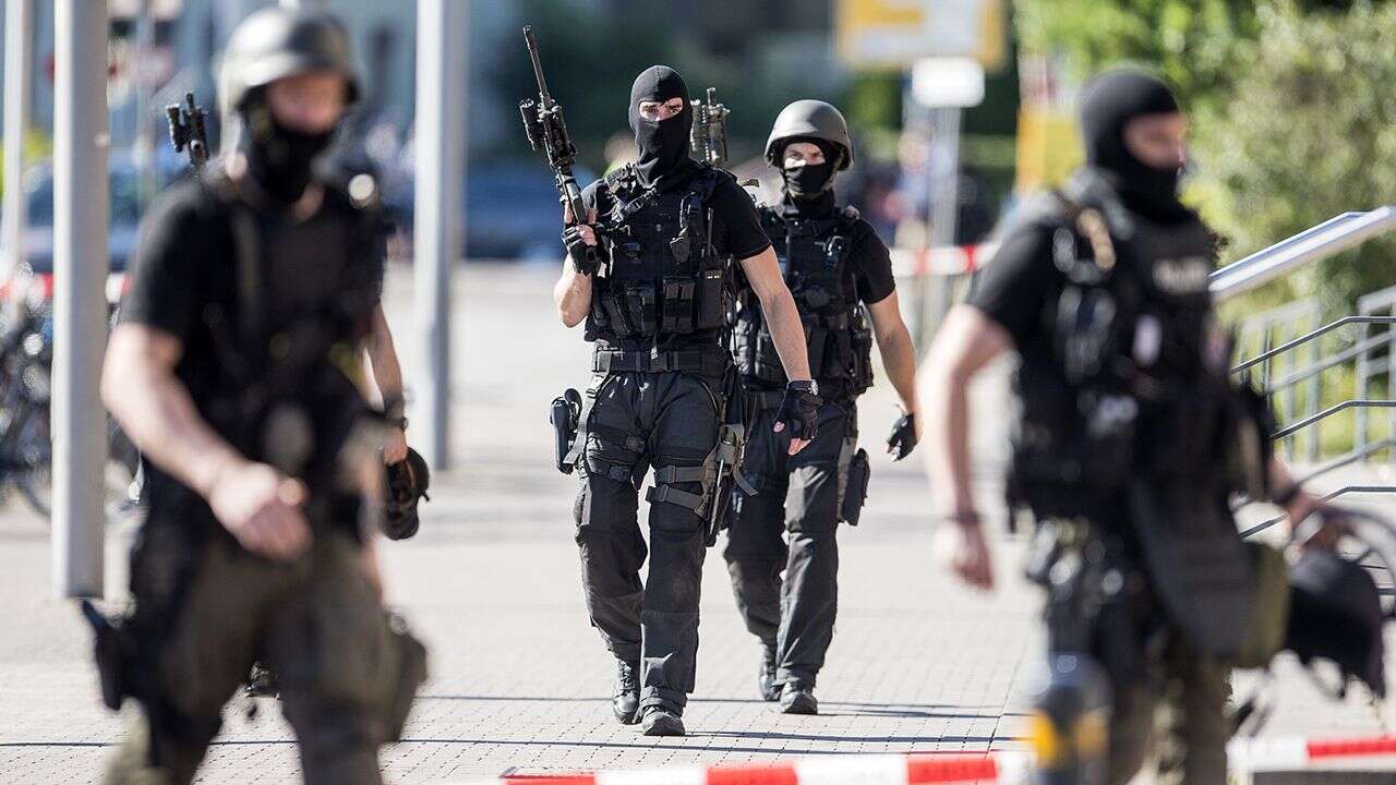 Niemiecka policja zastrzeliła nożownika. Atakował przechodniów