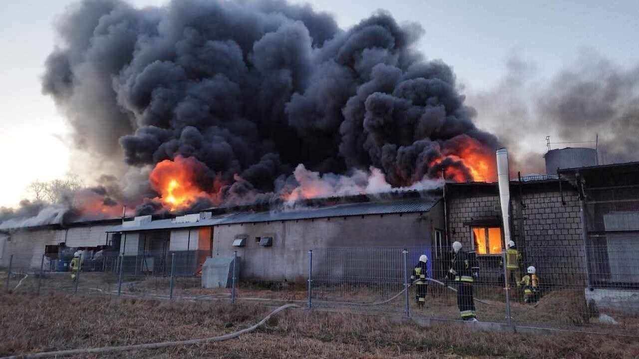 Płoną magazyny pod Białą Podlaską. „Potężny słup czarnego dymu”