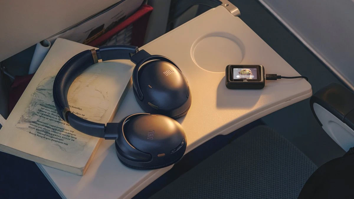 Los auriculares JBL Tour One M3 Smart Tx llegan con un transmisor con pantalla, ¿para qué sirve esto?