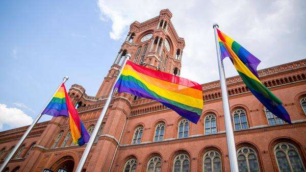 Regenbogennetzwerk der Berliner Verwaltung „Es ist nicht selbstverständlich, offen mit der eigenen Identität am Arbeitsplatz umzugehen“