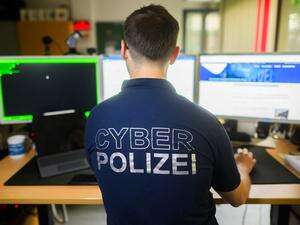 Wegen systematischen Cybermobbings Polizei geht gegen kriminelle Vereinigung vor und führt Razzia durch