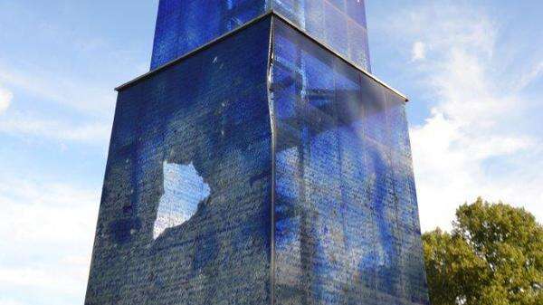 Berliner Brunnenskulptur Blauer Obelisk auf dem Theodor-Heuss-Platz durch Vandalismus beschädigt