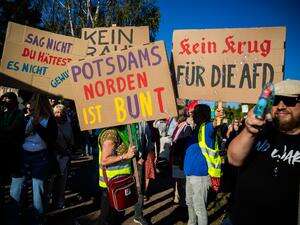 Vor Gasthaus in Potsdam-Marquardt Mehrere Hundert Menschen protestieren gegen AfD-Wahlparty