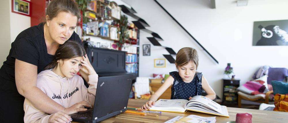 Vor allem unbezahlt Frauen leisten neun Stunden mehr Arbeit pro Woche als Männer