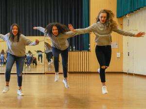 Streetdance, Gitarre spielen, Gebärdensprache Kostenloses Kreativprogramm in den Herbstferien