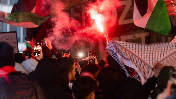 500 Teilnehmer ziehen durch Berlin Pyrotechnik bei Palästina-Demonstration – Journalist angegriffen