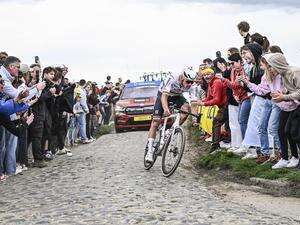 Radklassiker Paris - Roubaix Nils Politt Vierter bei Sieg von Weltmeister van der Poel