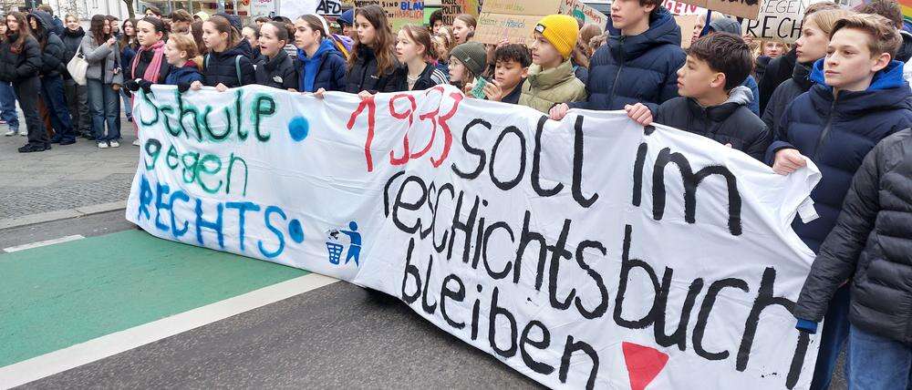 „Keine Böcke auf Höcke“ 2000 Berliner Schüler demonstrieren gegen Rechtsextremismus