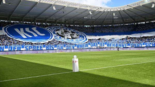 Notfall beim Spiel gegen Hertha BSC KSC-Fan stürzt von Brüstung – Fanlager stellen Unterstützung ein