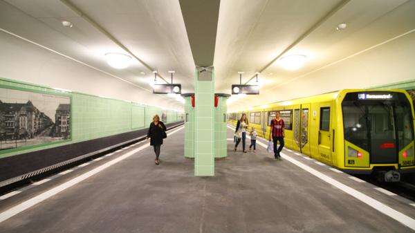 Mit Baby und Partnerin unterwegs Berliner wird auf U-Bahnhof Opfer von Raubversuch