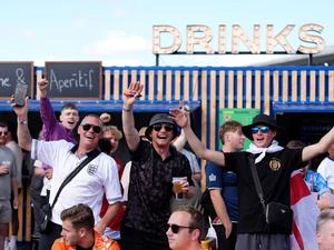 Von der Friedrichstraße bis zum Alexanderplatz Englische Fans feierten in Berlin schon vor dem EM-Finale
