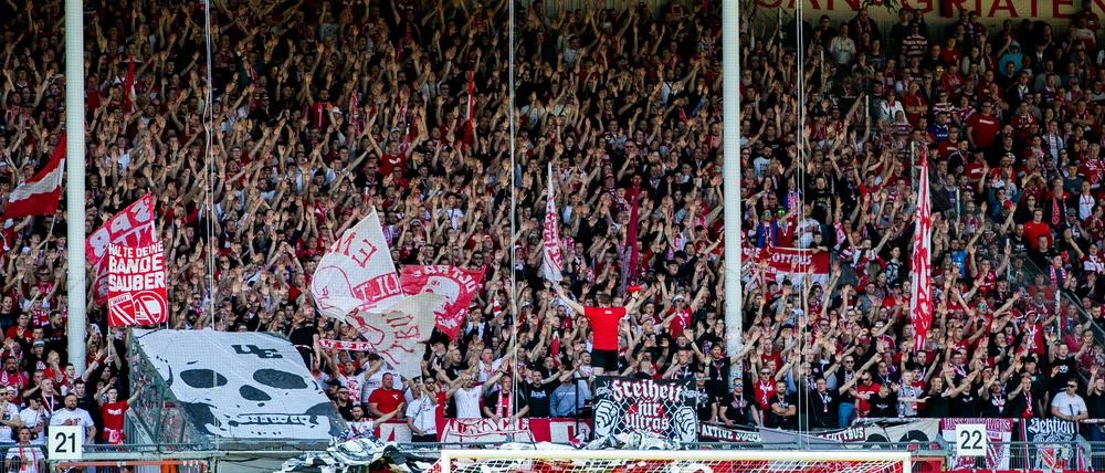 Steigt Energie Cottbus in Prenzlauer Berg auf? 700 Polizisten für letzten Viertligaspieltag in Berlin