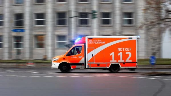 Unfall mit Fahrerflucht auf Frankfurter Allee Radfahrer kommt schwer verletzt in Berliner Krankenhaus