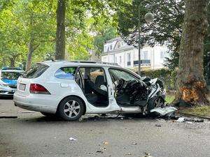 Mit Auto in Baum gekracht Fünf junge Männer bei Unfall in Berlin-Westend teils schwer verletzt – Polizei sucht Zeugen