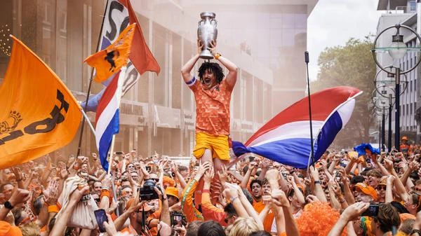 80.000 Oranje-Fans zum EM-Halbfinale in Dortmund Staus an der Grenze – Supermärkte schließen früher