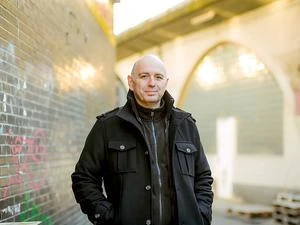 Frank Goosen beim Pfostenbruch Wir verlosen 3 mal 2 Karten