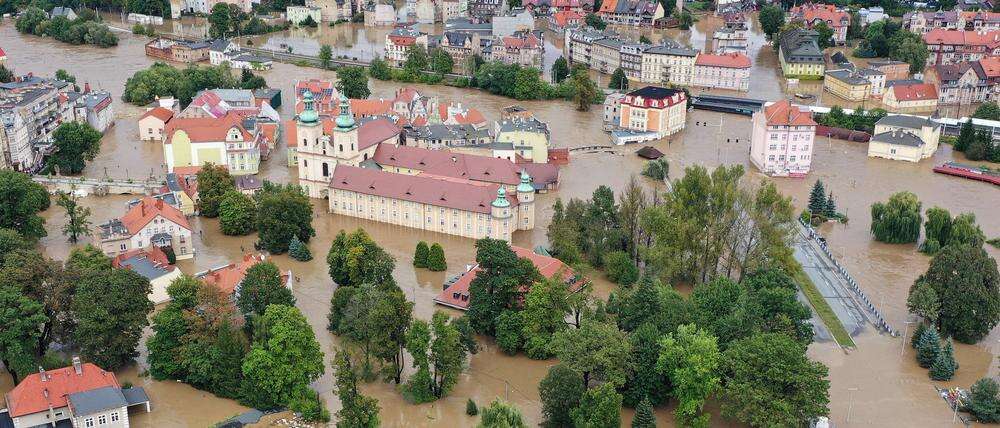 „Ich traue meinen Augen nicht“ Staudamm in Polen gebrochen – Wassermassen spülen Wohnhäuser weg