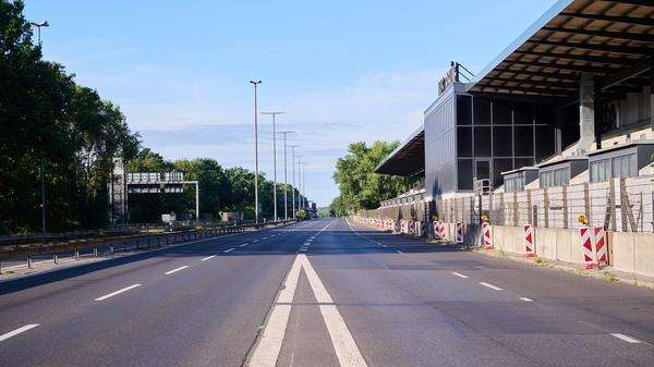 Fahrer mit 2,63 Promille unterwegs Lkw prallt in Berlin gegen Leitplanke – A115 gesperrt